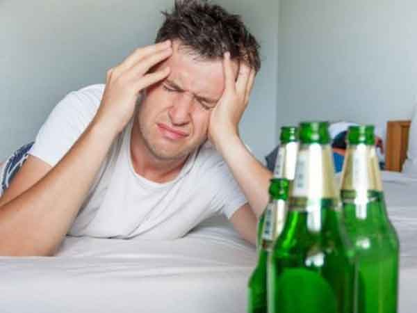 Đau đầu vì uống rượu bia, tuyệt đối không làm điều này kẻo 'hỏng gan'