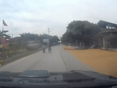 Lấn chiếm lòng đường để phơi lúa, người dân khiến các phương tiện suýt gặp tai nạn