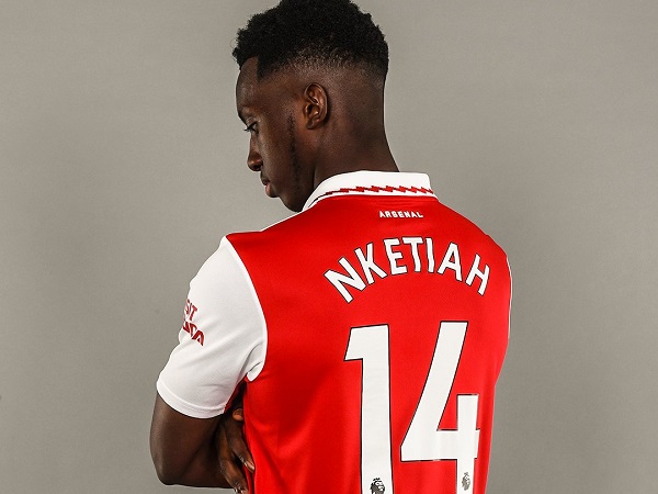 Nketiah lập hat-trick cho Arsenal trong lần đầu mặc số áo huyền thoại