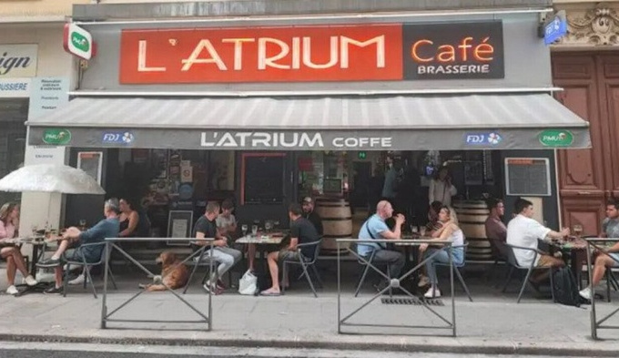 Vết máu lạ xuất hiện trong quán bar, người dân đập tường phát hiện sự thật kinh hoàng