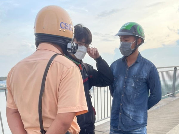 CSGT kịp thời ngăn nam thanh niên nhảy cầu Phú Mỹ tự tử vì buồn chuyện gia đình