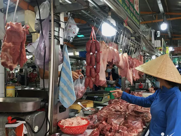 Chuyện ngoài chợ: Rau quả, thịt gà, thịt lợn 'dắt tay nhau' tăng giá