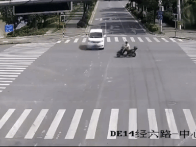 Clip: Vượt đèn đỏ, người đàn ông bị ô tô tông văng 10m