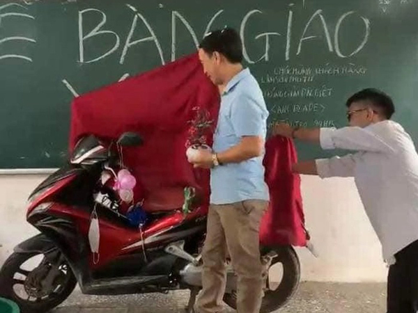 Thầy giáo ngỡ ngàng trước màn trao tặng xe ngay tại lớp học