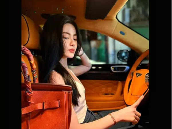 Quang Hải vừa ra nước ngoài thi đấu, bạn gái ở nhà than 'thiếu tiền'
