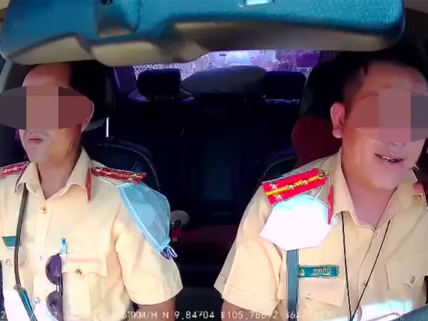 Giám đốc Công an Hậu Giang chỉ đạo xử lý hai cảnh sát vừa lái xe vừa nghe điện thoại