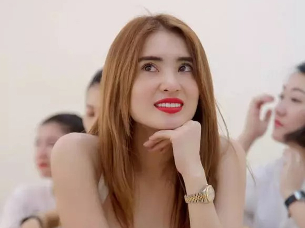 Ngỡ ngàng nhan sắc em gái Công Vinh khi vất vả làm mẹ đơn thân
