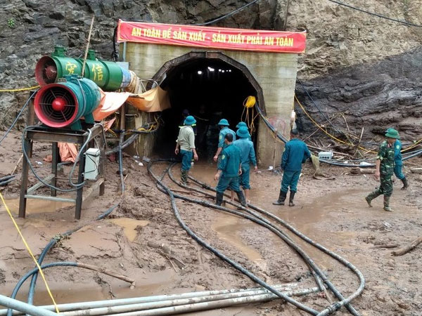 Nóng: Gấp rút giải cứu công nhân mắc kẹt trong hầm thủy điện ở Điện Biên