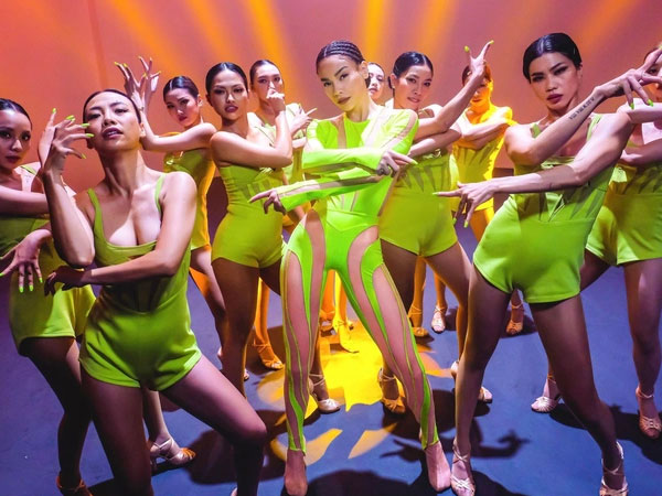 Trái với hình ảnh cực 'chặt chém' trên MV, Hồ Ngọc Hà có lẽ không muốn cho fan nhìn thấy khoảnh khắc này?