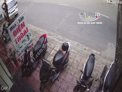 Khoảnh khắc ôtô 7 chỗ bất ngờ mất lái lao lên vỉa hè tông hàng loạt xe máy, hành động của tài xế gây khó hiểu