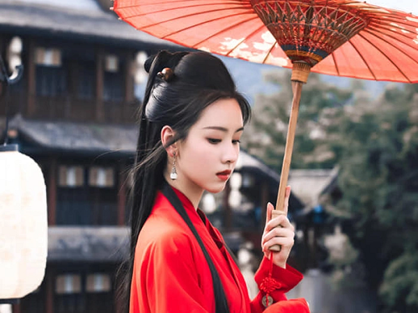 Cùng một kiểu tạo hình, 'Tiểu Lưu Diệc Phi' được khen thoát tục, Địch Lệ Nhiệt Ba lại bị chê 'dừ'