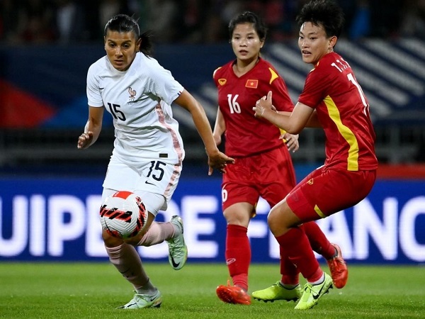 ĐT nữ Việt Nam 'đội mưa' tập luyện, có lợi thế nhất về lịch thi đấu ở AFF Cup