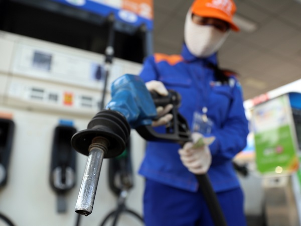 Giá xăng dầu có thể giảm 1.000 đến gần 2.000 đồng mỗi lít trong kỳ tới?