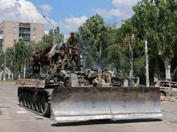Ông Putin tuyên bố chiến thắng ở Luhansk, Anh giáng thêm đòn trừng phạt Nga