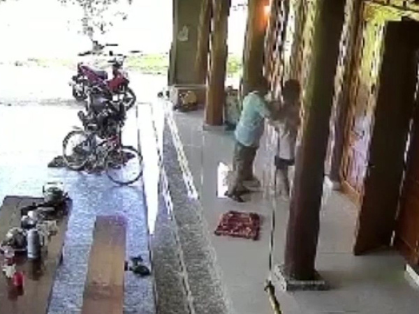 Chủ tịch MTTQ xã bị tố sàm sỡ nữ sinh: 'Chỉ thơm chúc mừng cháu đạt học lực khá'