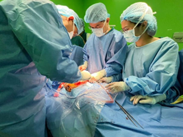 Cô gái 22 tuổi khổ sở vì không có âm đạo, hậu môn