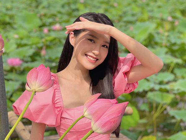 'Bạn gái tin đồn' của Đoàn Văn Hậu 'đá sân' làm MC, nhan sắc thế nào mà được khen nức nở?
