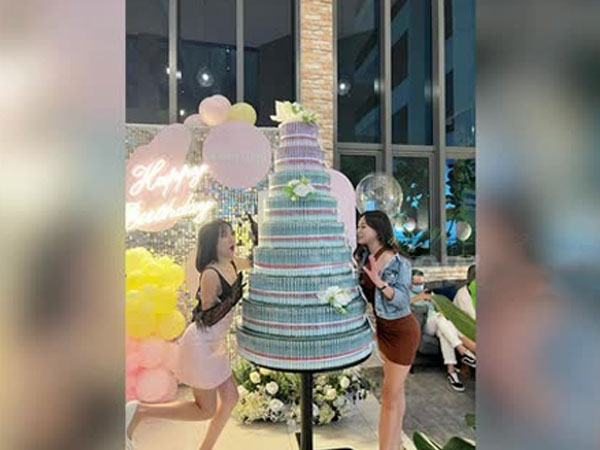 'Choáng' với chiếc bánh sinh nhật được làm từ...tiền mặt