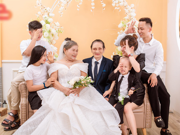 Con gái 29 tuổi lần đầu đưa bố mẹ đi chụp ảnh cưới, câu chuyện tình phía sau khiến nhiều người rưng rưng cảm động