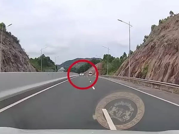Tài xế ô tô chạy ngược chiều suốt 2km trên cao tốc Hạ Long - Vân Đồn