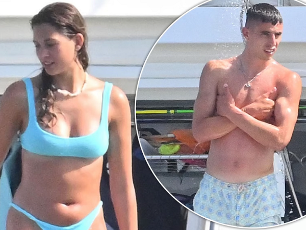 Kai Havertz vui đùa với bạn gái mặc bikini nhỏ xíu, chưa về hội quân cùng Chelsea