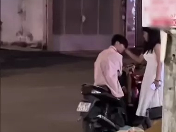 Chán ngán với nam thanh niên cao to ngồi im thin thít mặc bạn gái tát bôm bốp vào mặt: 'Ở nhà bố mẹ quát thì dỗi bỏ đi...'