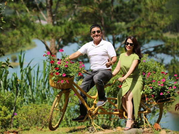 NSƯT Chí Trung chia sẻ khoảnh khắc 'tình bể bình' bên bạn gái, dân tình liền vào xin bí quyết