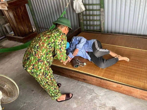 Một phụ nữ không biết bơi, trôi lênh đênh trên biển 8 tiếng được cứu sống