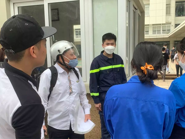 Hình ảnh cụ ông 82 tuổi đi thi tốt nghiệp ở Hà Nội