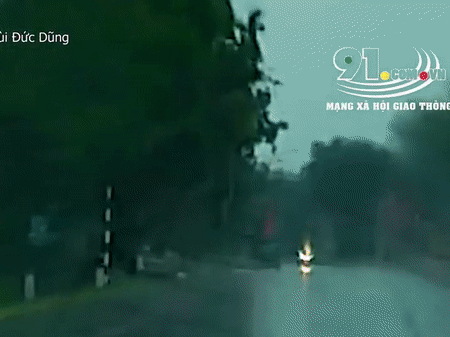 Clip: 'Đứng tim' cảnh sét bất ngờ đánh trúng cột đèn bên đường, 2 người đi xe máy may mắn thoát nạn