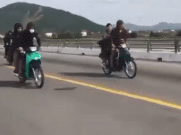 Nhóm 'quái xế' tuổi teen không bằng lái quay clip bốc đầu, lạng lách đánh võng trên cầu rồi đăng lên mạng