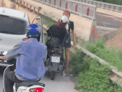Clip: Bức xúc cảnh cặp đôi đi xe ô tô chặn đầu, tát cô gái chạy xe máy sưng tím mặt sau va chạm nhẹ