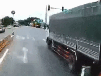 Clip: Thiếu nữ đi xe máy vượt ẩu tạt đầu xe tải ở ngã tư đường khiến người xem thót tim