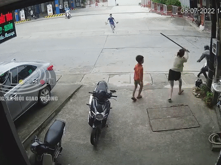 Clip: Rình mò trộm cắp giữa ban ngày, nam thanh niên bị người dân đuổi đánh 'không trượt phát nào'
