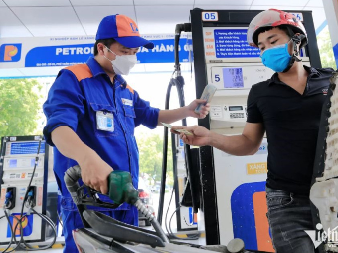 Hai ngày nữa giá xăng giảm mạnh, doanh nghiệp đua nhau xả hàng