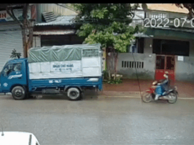 Rùng mình xem clip thanh niên đi xe máy húc thẳng vào đuôi xe tải rồi đổ gục xuống đường