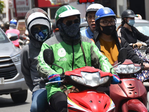 Ngộp thở với phụ phí xe công nghệ