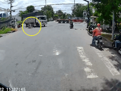 Clip: Đi vào điểm mù của xe tải, người phụ nữ gặp nạn thương tâm