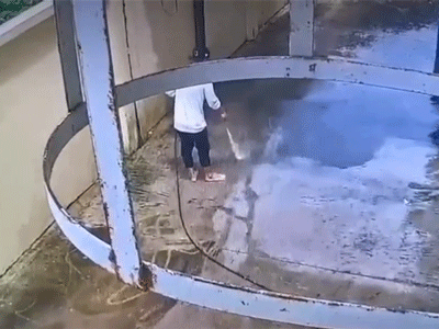 Video người đàn ông 'gần như' bước đến cửa tử bên chiếc vòi xịt nước