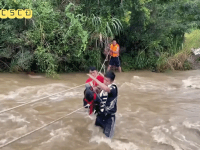 'Nín thở' theo dõi cảnh sát đu dây vượt dòng suối chảy siết giải cứu 6 người mắc kẹt khi đi dã ngoại