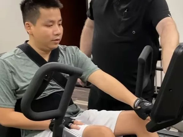 Khoa Pug khoe chiều cao khủng khi chi tiền tỷ phẫu thuật kéo chân