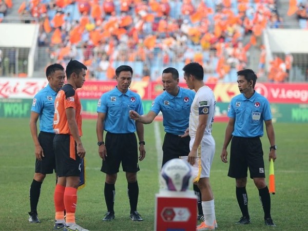 Nghịch lý bóng đá Việt Nam: Lạ lùng và sai nhiều như trọng tài ở V.League