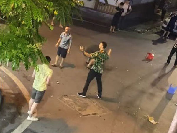 Video: Mạng xã hội 'choáng' với hai người nước ngoài 'đối đầu' tay không với nhóm thanh niên Việt