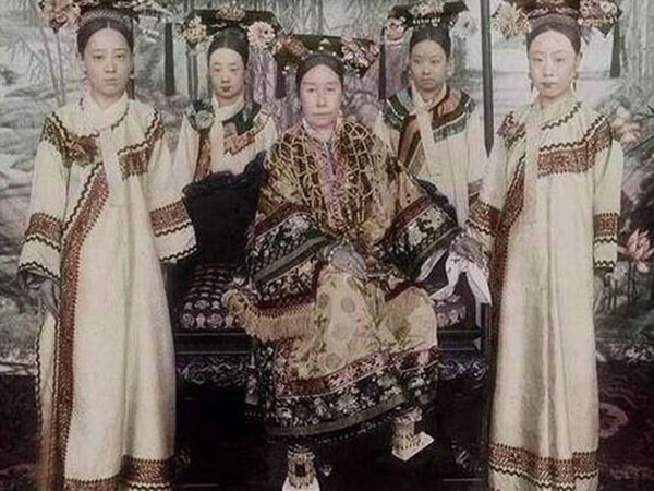 Vì sao khi Thái hậu Từ Hi đi vệ sinh, các cung nữ phải ngậm nước trong miệng?