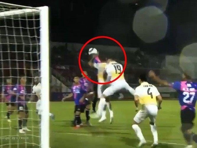 Án phạt nào cho trọng tài công nhận 'bàn tay của Chúa' tại V-League?