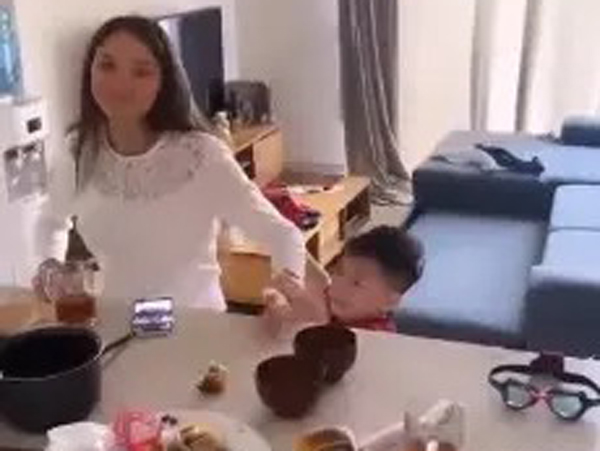 Xôn xao vợ Tây của Bùi Tiến Dũng được một bé trai gọi bằng mẹ