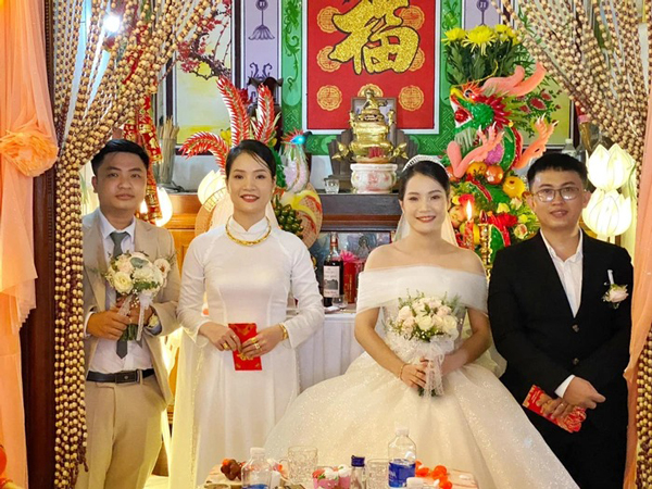Hai chị em sinh đôi 'xinh như hoa', kết hôn cùng ngày khiến dân mạng trầm trồ thích thú