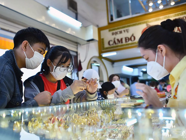 Vàng tìm đáy mới, đầu cơ bán tháo quay lưng với thị trường