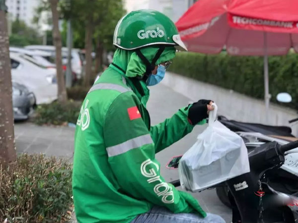 Yêu cầu Grab Việt Nam giải trình về việc thu phụ phí nắng nóng
