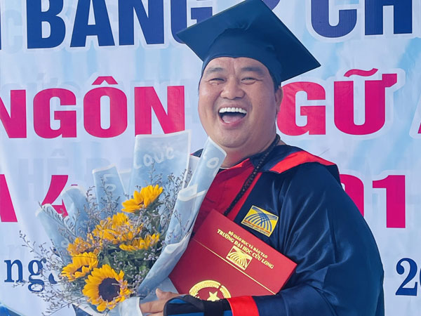 Hoàng Mập gây bất ngờ khi nhận bằng tốt nghiệp Đại học ngành ngôn ngữ Anh ở tuổi 51: ''Tôi học để làm gương cho con cái''